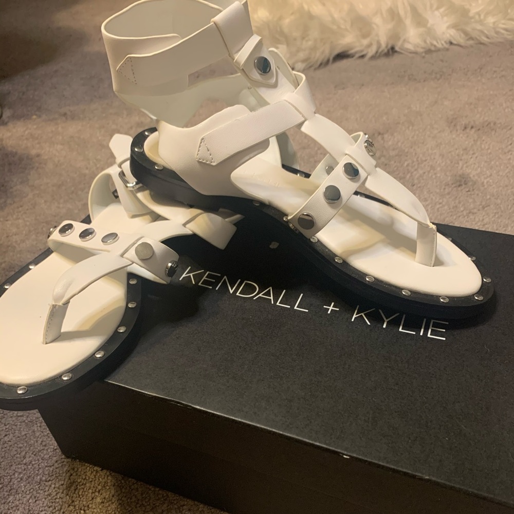 Kendall + Kylie white sandals size 6 1/2